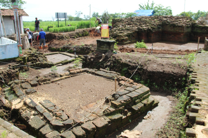 Proses ekskavasi di situs Pandegong, di Desa Menganto, Kecamatan Mojowarno
