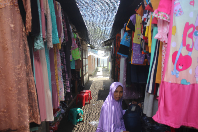 Kondisi pedagang di pasar sementara di belakang bangunan Pasar Perak Jombang