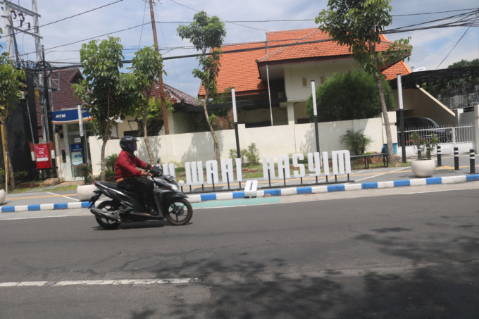 Kondisi neon box trotoar Wahid Hasyim yang kembali rusak Senin (20/2)