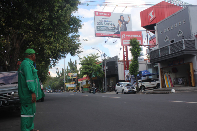Reklame jumbo milik Topsell di Jl Presiden KH Abdurrahman Wahid ini mengantongi PBG dari Pemkab Jombang. Padahal, Pemkab Jombang punya perbup yang jelas-jelas melarang reklame berdiri di Jalur T