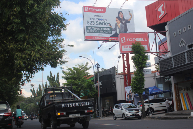 Reklame Topsell Jombang di Jl Presiden kH Abdurrahman Wahid ini sudah dapat rekom PBG dari DInas PUPR Jombang, kendati demikian, ijin reklame dari DPMPTSP Jombang belum keluar.