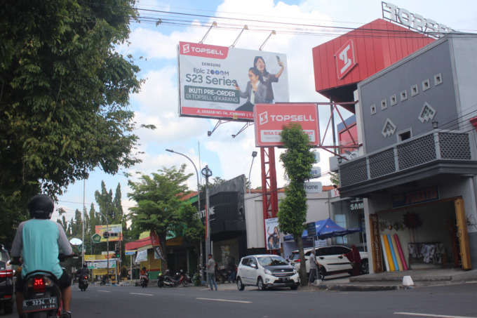 Reklame Topsell yang kini telah dapat PBG dari Pemkab Jombang meskipun ijinnya belum keluar