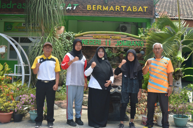 Umi bersama dua siswa juara Porseni cabang atletik.