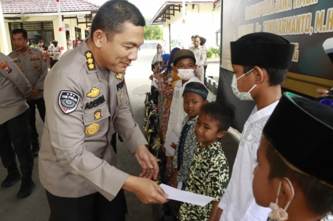 Kapolda Jatim Irjen Pol Toni Hermanto  memberikan santunan kepada anak yatim ketika mengunjungi Mapolres Jombang