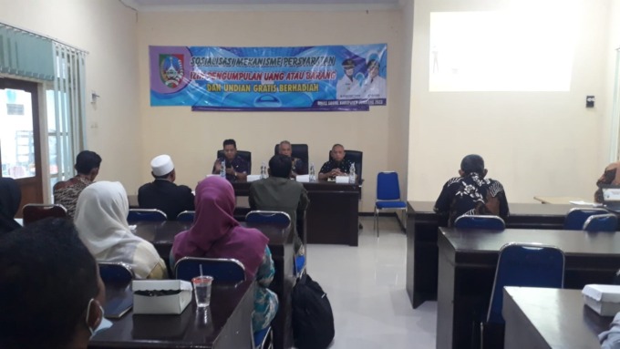 Kepala Dinas Sosial Jombang Hari Purnomo menyosialisasikan kepada elemen masyarakat dan komunitas di kantor Dinsos Jombang Kamis (23/2).