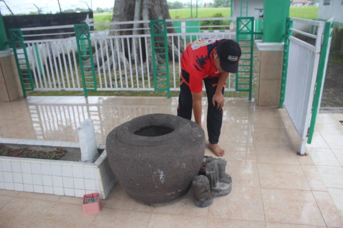 Genuk batu di makam Ki Ageng Butuh, Desa Pandanwangi, Kecamatan Diwek ini diyakini memiliki keramat dan tak bisa dibuat sembarangan