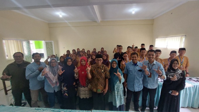 Kepala Masdrasah, guru Pembimbing, pemateri dari Jawa Pos Radar Jombang juga seluruh peserta kegiatan diklat Jurnalistik di MAN 2 Jombang