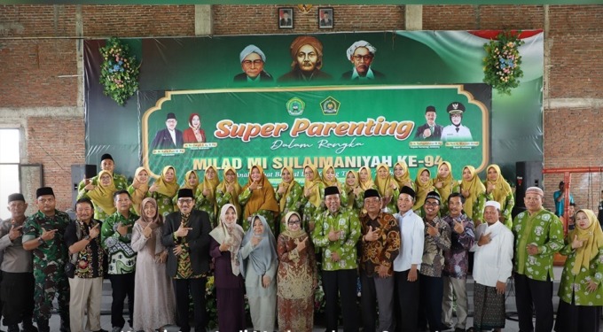 Tamu kehormatan dan dewan guru MI Sulaimaniyah saat perayaan 94 tahun Madrasah