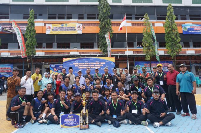 Pemenang Turnamen Voli MKKS SMA Swasta Cup I  berfoto bersama