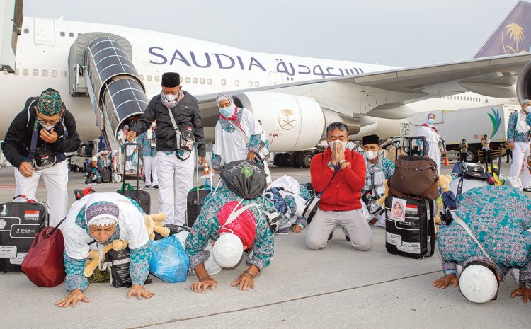 Jemaah haji  tiba di Bandara Juanda.  (DIPTA WAHYU/JAWA POS)