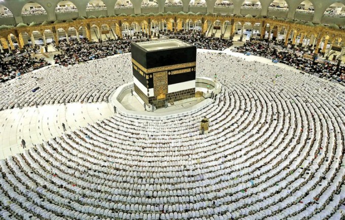 Umat Islam dari berbagai negara melaksanakan tawaf di Masjidilharam. (AFP)