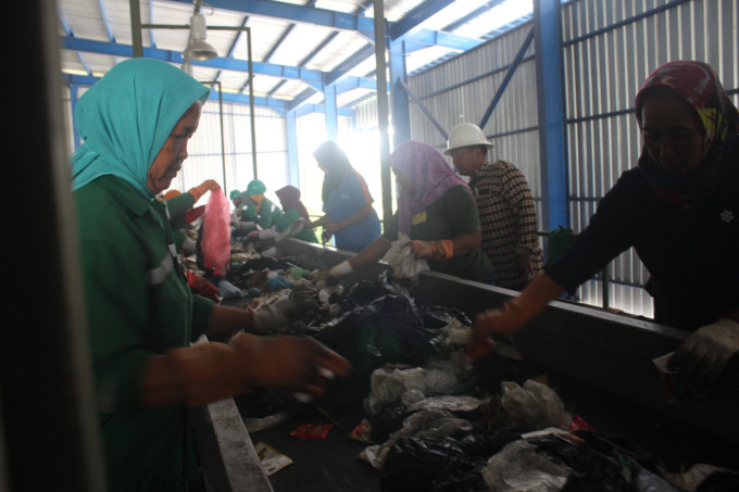 Proses penyortiran sampah di fasilitas sanitary landfill di TPA Banjardowo