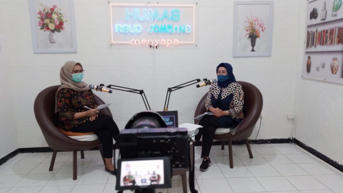 dr Hardini Indarwati SH MKes (kanan) memberikan sosialisasi tentang upaya mencapai target 3 Zero 2030 di Poli VCT RSUD Jombang.