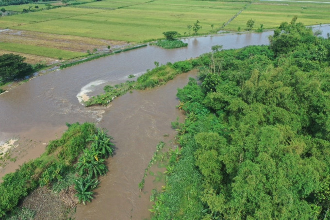 Kondisi tanggul sungai konto sisi kiri yang jebol di Desa Wangkalkepuh, Kecamatan Gudo. Jebolnya tanggul ini membuat air meluber ke persawahan dan masuk ke afvour besuk.