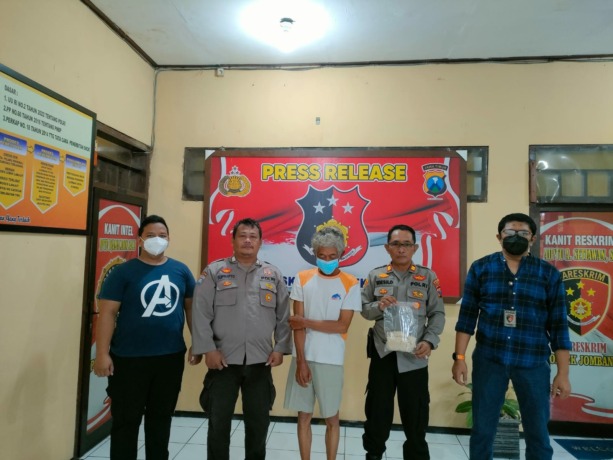 Mmoh Sodiq saat diamankan polisi di Mapolsek Jombang Kota