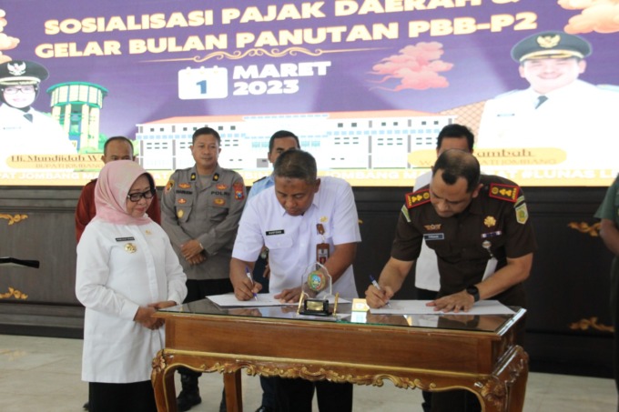 Kepala Bapenda Jombang Hartono menandatangani MoU dengan Kejari Jombang disaksikan Bupati Mundjidah Wahab.