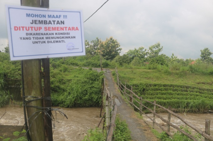 Jembatan di Dusun Gondanglegi, Desa Gondangmanis ini terpaksa ditutup karena kondisinya yang membahayakan. Warga kehilangan akses jalur utama dan harus memutar sejauh 6 kilometer untuk menuju pusat desa Gondang Manis