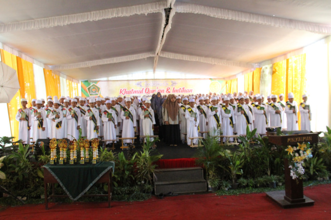 Sebanyak 218 siswa-siswi MIN 1 Jombang mengikuti khatmul Quran dan imtihan.