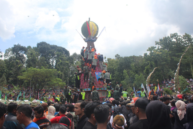 Suasana saat warga berebut Durian dalam event KenDuren di lapangan Wonosalam (5/3)