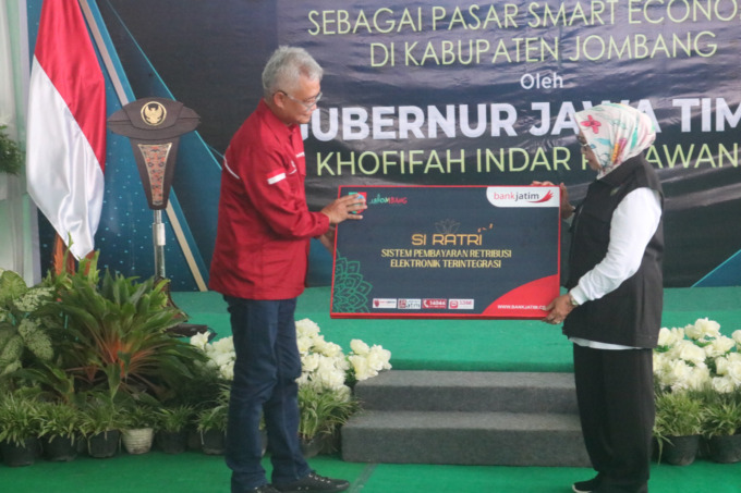 Direktur IT dan Digital Bank Jatim Zulhefi Abidin menyerahkan kartu Si Ratri secara simbolis kepada Bupati Jombang Mundjidah Wahab saat peresmian Pasar Perak (5/3)