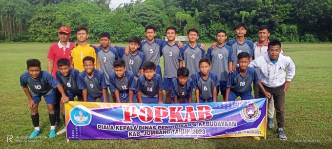 Tim SMPN 2 Jogoroto (abu-abu) saat melawan SMPN 1 Sumobito di lapangan Desa Plosogeneng, Minggu (5/3). SMPN 2 Jogoroto menang 2-1.