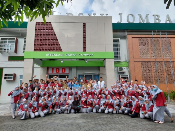 Foto bersama seluruh civitas hospitality RSNU Jombang setelah meraih kelulusan akreditasi tingkat paripurna