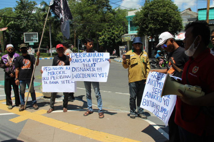 Sejumlah pekerja PT SGS Diwek menggelar aksi demo di Disnaker Jombang, kemarin.