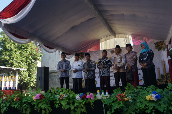 Pengasuh PP Falahul Muhibbin, KH Nurhadi (Mbah Bolong) saat memberikan pengarahan dalam pembukaan festival Banjari di SMP Mbah Bolong