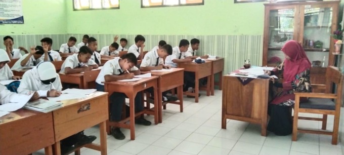 Siswa kelas 9 SMPN 2 Ngoro saat mengikuti asesmen sumatif tengah semester (20/2).