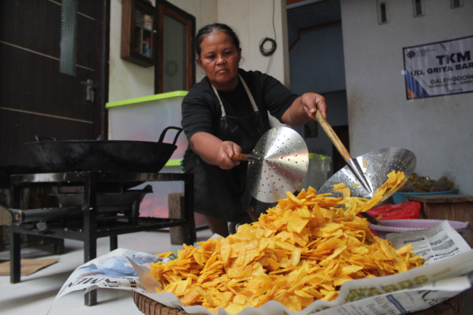 Keripik singkong bikinan Arni warga Dusun/Desa Galengdowo jadi salah satu UMKM unggulan.