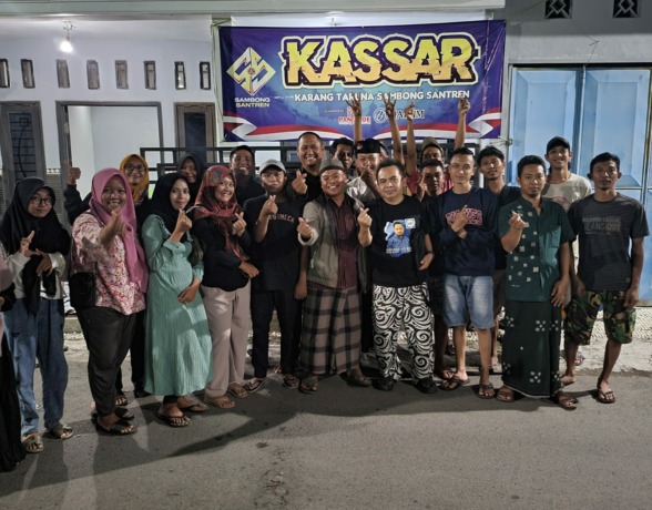 HM Syarif Hidayatullah ST MMT (Gus Sentot) bersama karang taruna Desa Sambongdukuh, Kecamatan Jombang.
