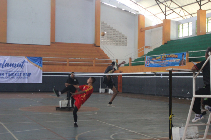 Pertandingan sepak takraw babak semi final antara SMPN 1 Tembelang B melawan SMPN 2 Tembelang B di GOR Merdeka Jombang, kemarin (10/3).