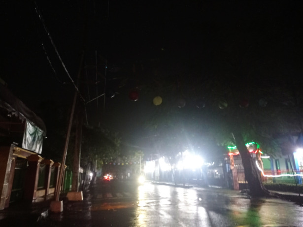 Kondisi Jl RAA Soeroadiningrat atau jalan menuju pendopo Kabupaten Jombang gelap lantaran PJU dan lampion mati