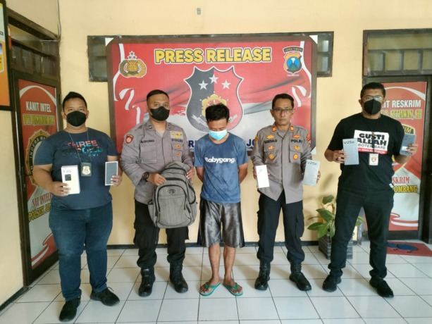 Tersangka Rezeki saat diamankan di Mapolsek Jombang Kota