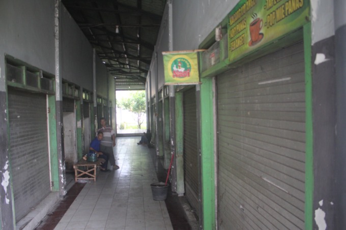 Kondisi kios pedagang di Terminal Kepuhsari Jombang yang tetap sepi dan ditinggal pedagang