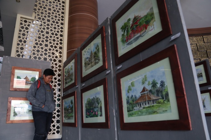 Pengunjung menikmati hasil karya lukisan cat air di Museum Islam Indonesia KH Hasyim Asy