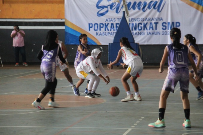 Tim bola basket putri SMPN 2 Jombang saat bertandi dengan tim bola basket putri SMPN 1 Bareng di GOR Merdeka Jombang kemarin.