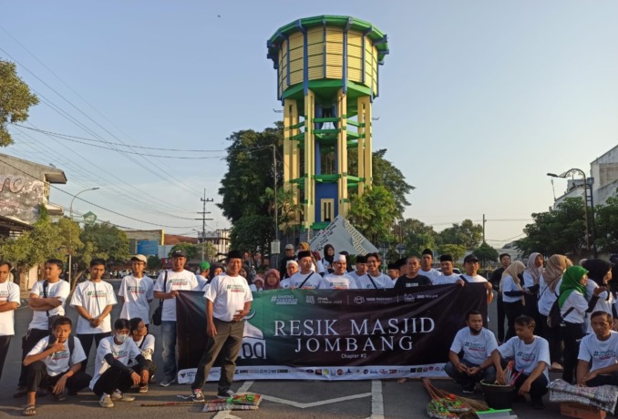 Para relawan resik masjid Jombang sebelum berangkat menuju masjid yang sudah ditentukan