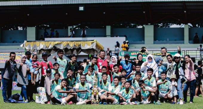Kepala SMPN 3 Jombang Eko Sisprihantono dan para guru bersama tim sepak bola yang berhasil menjuarai popkab 2023.