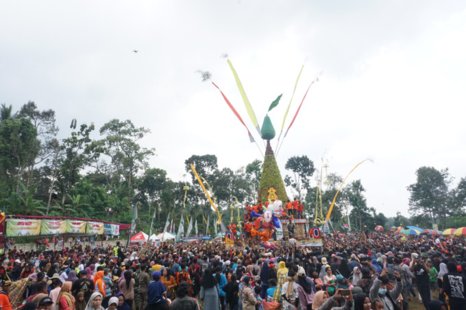 KEseruan saat warga berebut 2.023 kilogram alpukat yang dibagikan di Lapangan Desa Sambirejo, Wonosalam
