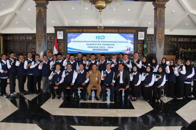 Sekdakab Jombang Agus Purnomo bersama pengurus dan anggota KKD Kabupaten Jombang di Pendopo Kabupaten Jombang usai dilantik Senin (13/3).