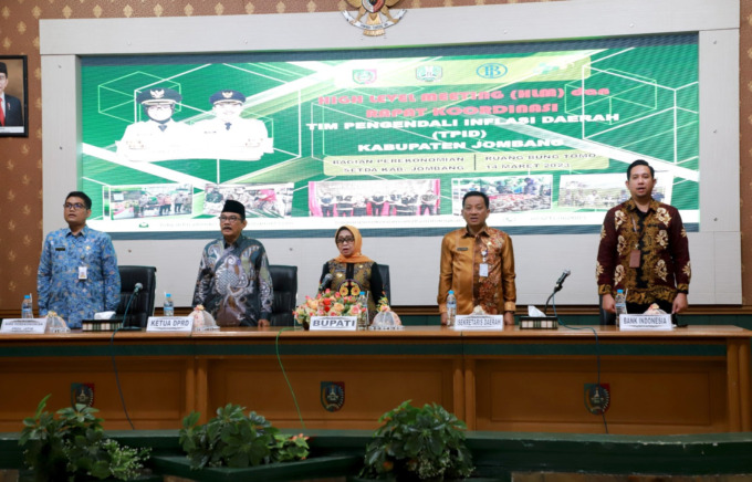 Bupati Jombang saat memimpin high level meeting stabilitas harga di Ruang bung Tomo Pemkab Jombang (14/3)