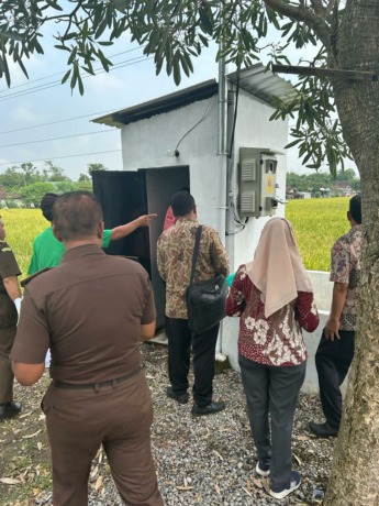 Tim dari kejaksaan dan pemdes Sidomulyo saat meninjau hasil pembangunan sumur dalam yang menggunakan DD di Dusun Dempok, Desa Sidomulyo