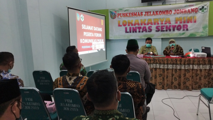 drg Dyah Suharti dan Yudha Asmara, Sekcam Jombang saat memimpin forum komunikasi publik di ruang pertemuan Puskesmas Jelakombo, kemarin (14/3).