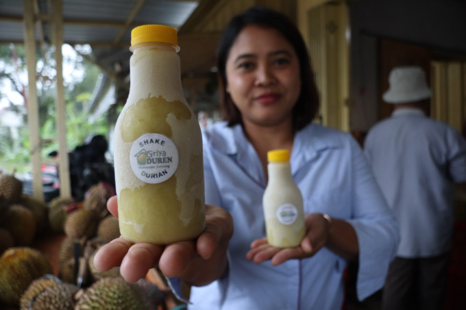 Minuman shake durian menyajikan rasa yang segar dan kental dengan durian.