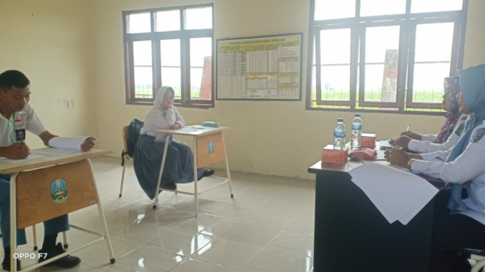 Siswa SMALB Negeri Balongsari sedang mengerjakan ujian, kemarin (15/3).