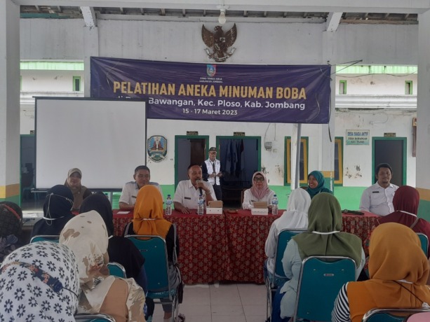 Pelatihan pembuatan boba drinks yang dilakukan Disnaker Jombang di Balai Desa Bawangan, Kecamatan Ploso