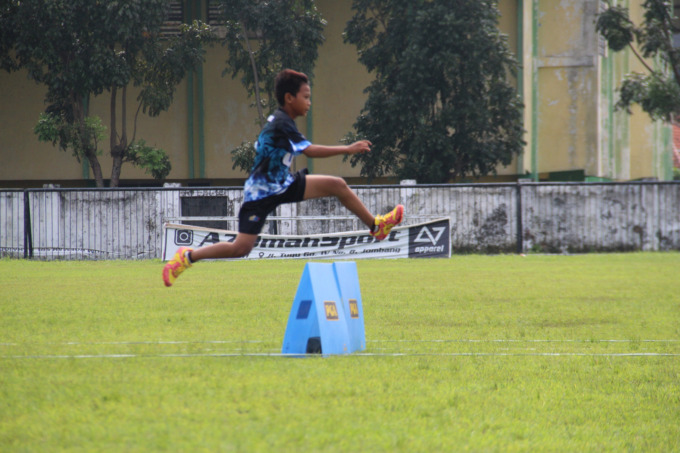 Siswa SD mengikuti seleksi O2SN di Stadion Merdeka Jombang, Selasa (14/3)