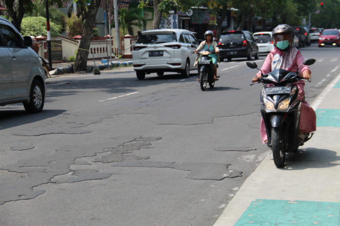 Kondisi aspal Jl KH Wahid Hasyim tak mulis karena sebagian aspal rusak kemarin (17/3).