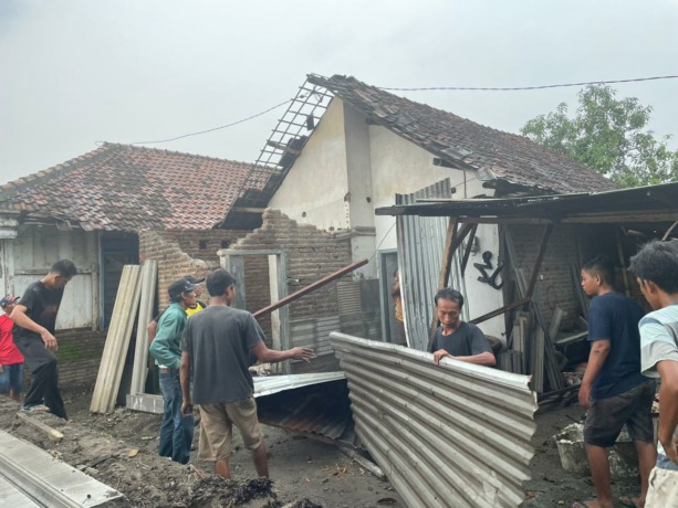Kondisi rumah di Desa Japanan, Kecamatan Mojowarno rusak akibat angin kencang (18/3) sore.